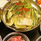 もつ鍋★とんこつ味◎当店のもつ鍋は珍しいとんこつ風味！牛ホルモンや野菜もたっぷり！ゆずの皮の香りがアクセント♪2人前より承ります。1人前1045円（税込）