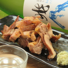 豪快な網焼きで旨味を凝縮！力強い歯ごたえをツンと香る特製「わさび醤油」で味わう【親鳥モモ】の写真
