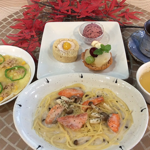 彦根城が見渡せるダイニングカフェ。美しい風景と美味しいお料理を楽しめる。