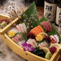 市場から毎日仕入れる新鮮な魚の贅沢な盛り合わせ