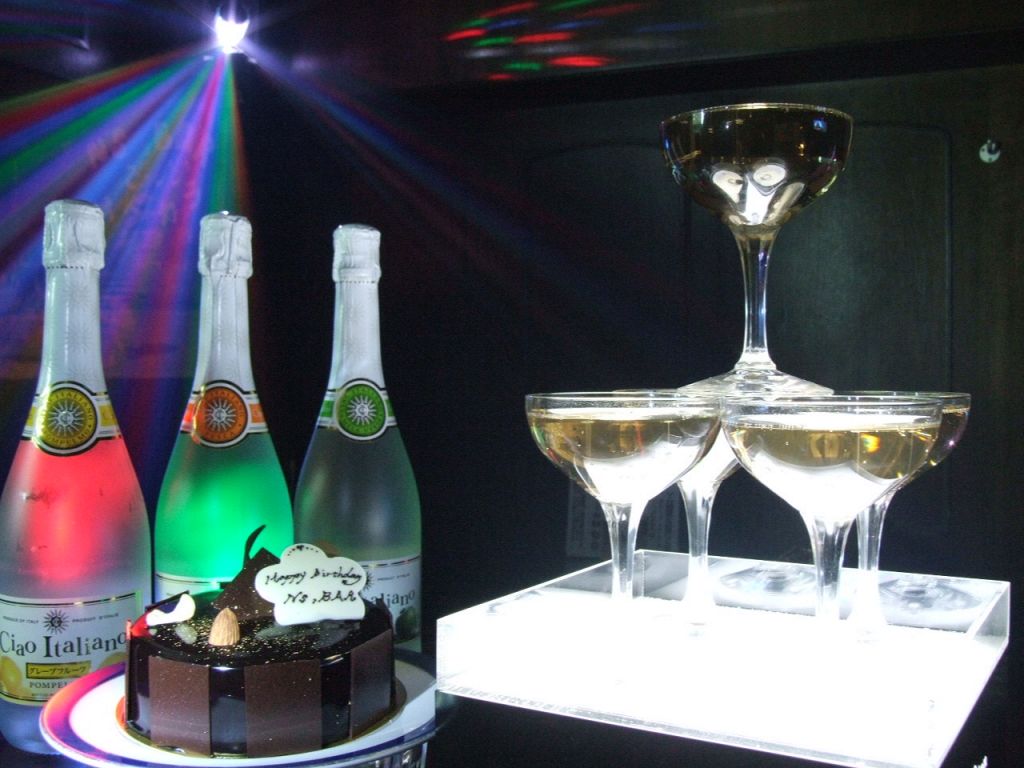 誕生日・記念日のオリジナル演出可能♪感動100％☆スモークや光の演出、+2500円でシャンパンタワーも