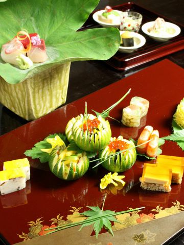 日本料理の伝統を重んじづつ、時代の感性を生かした料理をお楽しみください