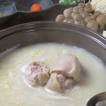 こだわりの水炊きは『みやざき地頭鶏』の鶏ガラを１３時間以上かけて煮込んだスープが決め手！