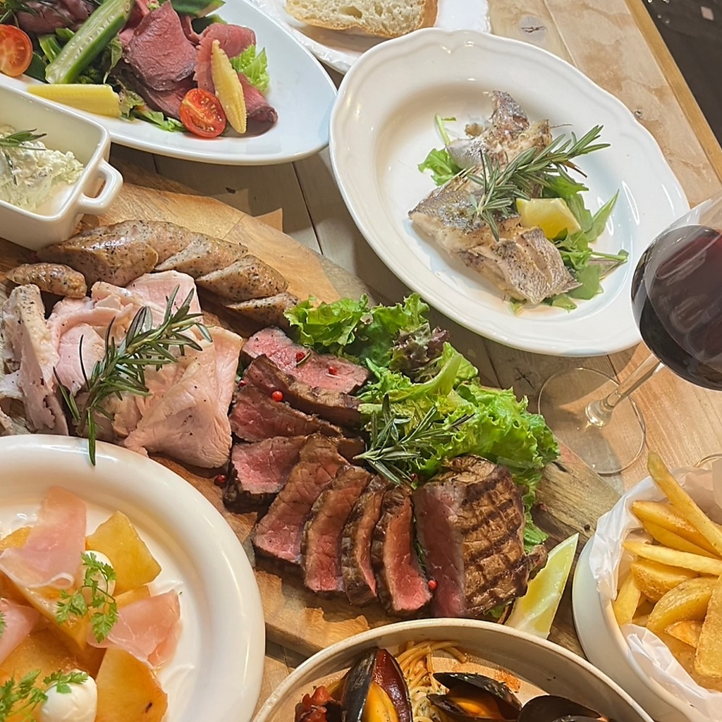 豪華肉盛りと魚料理付きのコースは5500円！