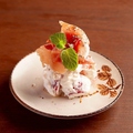 料理メニュー写真&nbsp;生ハムと季節果物のマルカルポーネ和え