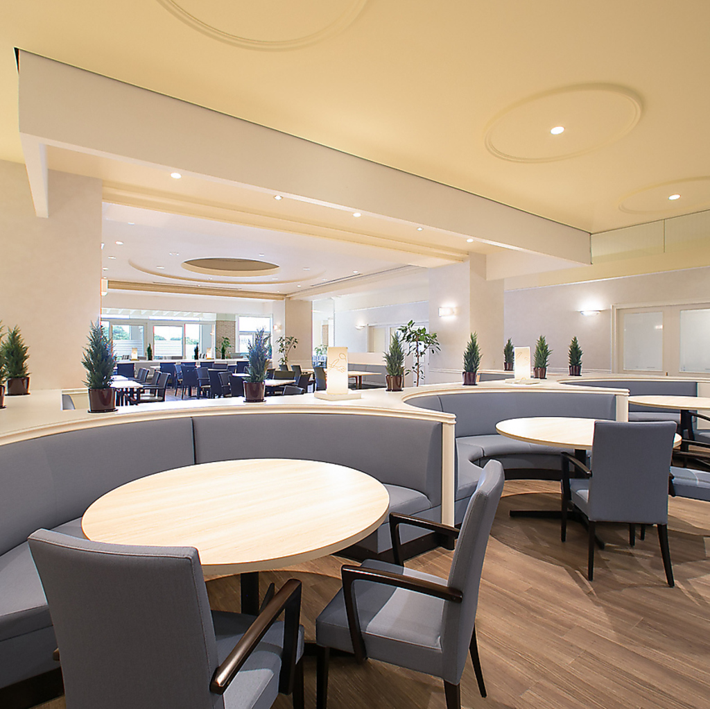 ソファ席はゆったりくつろげます。半円のソファと椅子で丸テーブルを囲みます。