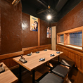 温かな照明に包まれた店内は、宴会での利用に好評の落ち着いた雰囲気。大人数でも使いやすい席配置が可能で、歓送迎会や打ち上げなどさまざまなシーンに対応できます。料理の満足度が高い宴会コースも充実しており、幹事様からも安心して任せられると評判です。