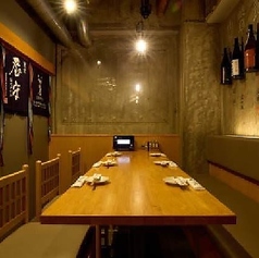 【テーブル席：5～8名様】大切な接待や宴会に◎心安らぐ和の個室。周りを気にせず、ゆったりと会話と食事を楽しめる個室をご用意。最大8名様までご利用可能です。大切なご接待や、気兼ねなく盛り上がりたいご宴会に最適。ホッと落ち着く空間で、特別なひとときをお過ごしください。