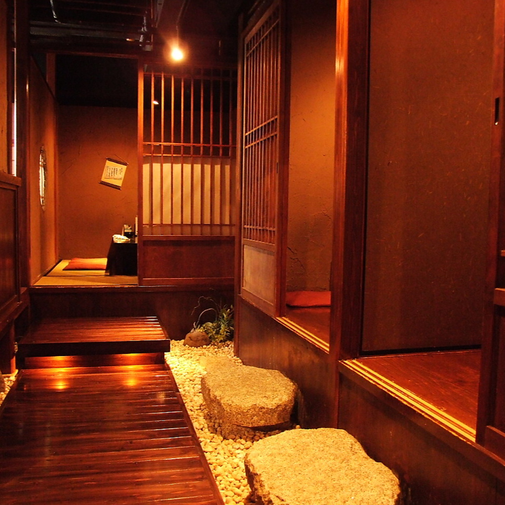 100年前の民家をイメージした和心溢れる店内。