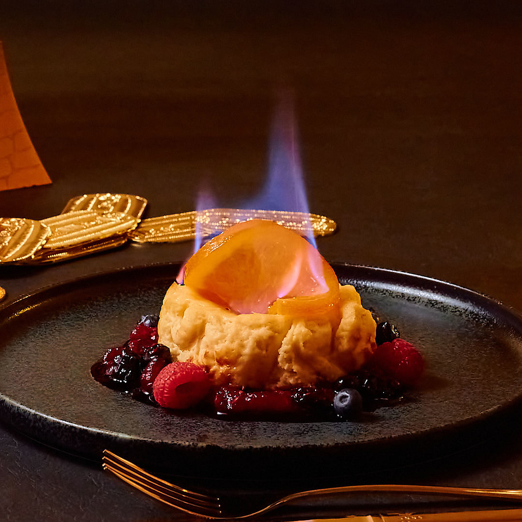 『酒井パティシエの燃えるバスクチーズケーキ』映えーーーー