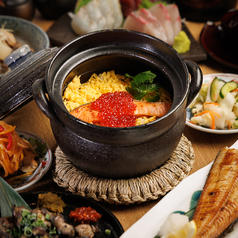 〆に一押し。旬の具材を使用した土鍋ご飯がお勧め！