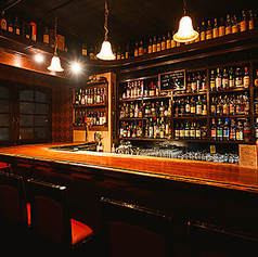 【カウンター席】控えめのライトアップで落ち着いた雰囲気です。