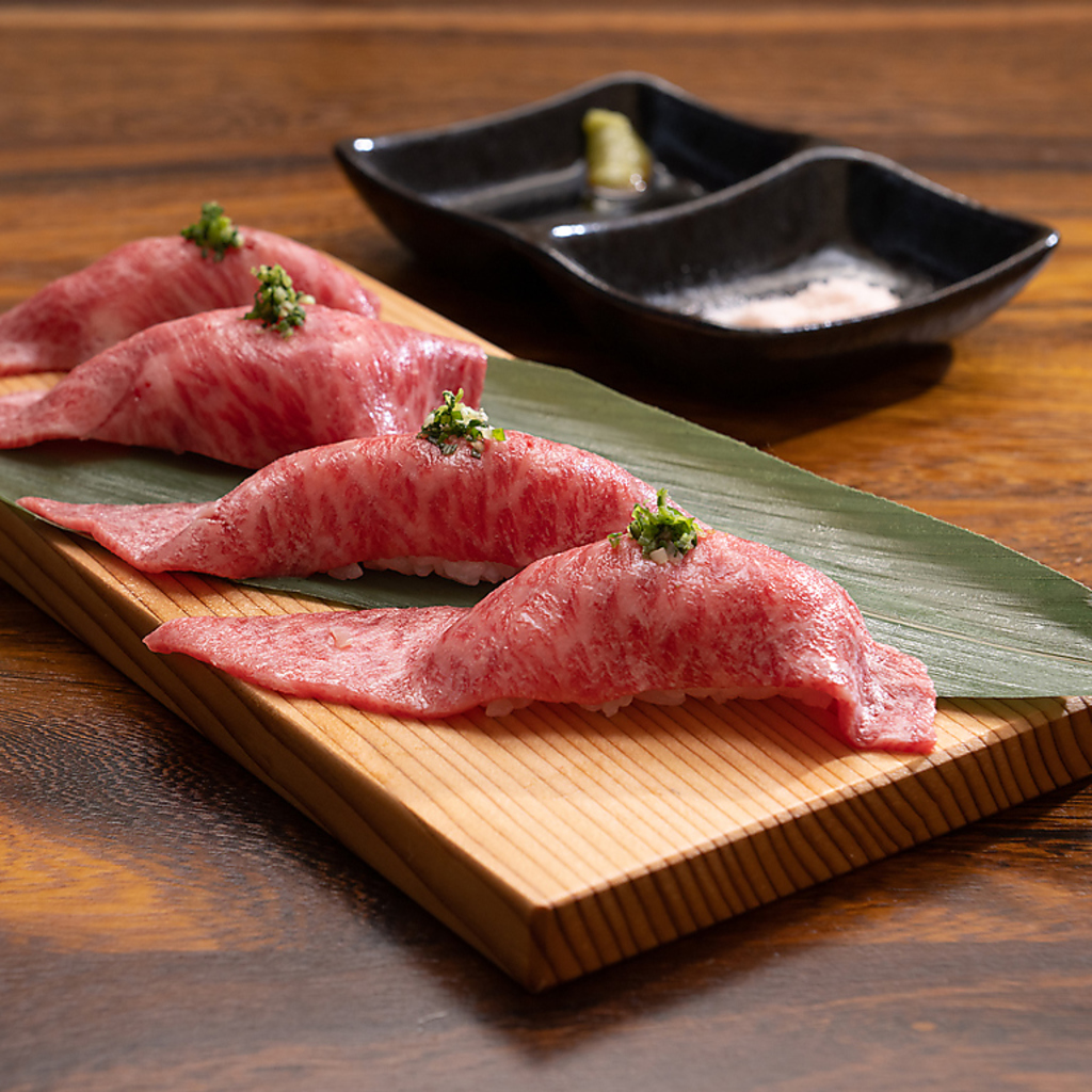 お肉本来の旨味とさっぱりしたシャリが調和して絶妙な極み握り寿司◎焼肉やすき焼きの〆にどうぞ～