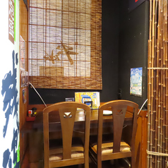 人々や車の行き交う様子を眺めながら、くつろげる空間が広がっています。壁には竹の装飾が施され、落ち着いた和のテイストが感じられます。飲食を楽しみながら、外の賑やかな景色に目を向けることができます。