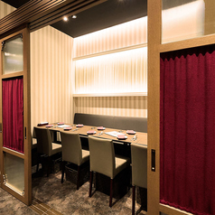 当店唯一の完全個室は最大12名様まで!オープンフロアから隔離された空間はプライベート感満載。お祝いをはじめ、節目の記念日などにぜひご利用くださいませ。※当日のご利用も可能ですが、予約を優先とさせていただきます。ご希望のお客様は是非お早めに店舗までお問い合わせください。
