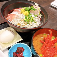 地魚の刺身としらす丼と伊勢海老味噌汁