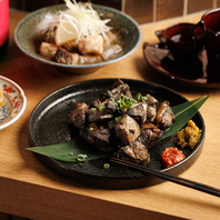 豊富な炭火焼きメニューは注文必須。