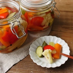 ほどよい酸味の自家製ピクルス