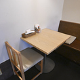 落ち着いた雰囲気の店内には少人数でのご利用に最適なテーブル席をご用意しております。大切な方とのデートなど様々なシーンでゆったりとお寛ぎいただけます。温かみのある照明が心地よい空間を演出し、美味しい料理とお酒でご褒美を。お祝いの日にはデザートプレートのご用意も可能です。特別なひと時をお過ごしください。