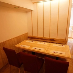 5名様～6名様のテーブル席。広々とした印象を演出しており、接待にも最適です。個室の床と壁は、日本の伝統技術である本三和土と土壁で施工。店内全てに天然素材を使用し、お客様の健康や幸せを第一に考えています。
