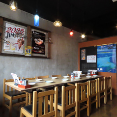 このテーブル席は、最大8名のグループに対応できる広さを持ち、ゆったりとした食事を楽しむのに最適です。シンプルで温かみのある木製の椅子とテーブルが、居心地の良い雰囲気を醸し出しています。