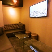 扉付きの完全個室にもカラオケ、大型モニターをご用意。音や周りを気にすることなくお楽しみいただけます。もちろんお誕生日や二次会などプライベートシーンでもご利用いただいております。