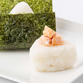 料理メニュー写真&nbsp;ほぐしサーモンのおむすび[約90g]