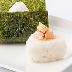 ほぐしサーモンのおむすび[約90g]