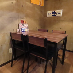 【4名テーブル席】炉端の活気を感じながら、ゆったりと会話を楽しめるテーブル席。仲間内の飲み会やご家族での食事に最適です。目の前で焼かれる魚介の香ばしい匂いと、炭火の温かさが会話を弾ませます。広めの設計で、お料理もたっぷり置けるため、炉端焼きと一品料理を囲み、心ゆくまで楽しい時間をお過ごしください。