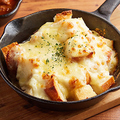 料理メニュー写真 チーズに溺れるフランスパン