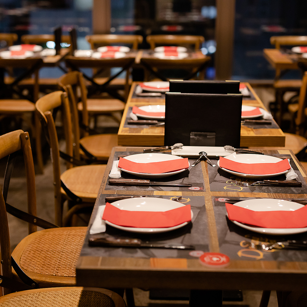 明るい店内でお食事をお楽しみください。宴会、女子会、お祝い等お客様のニーズに合わせて