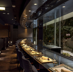 外からは見えない秘密の日本庭園が目の前で楽しめるのは、カウンター席だけの特権！