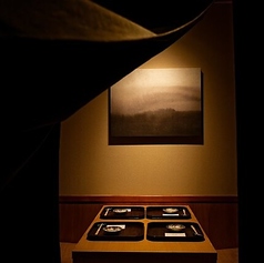 足を伸ばしてゆったりとくつろげる掘りごたつ席を2つご用意。3～4名様でのご利用に最適で、ご家族やご友人との食事にぴったりです。