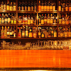 【カウンター席】世界のウイスキーを約200種類取り揃えております。