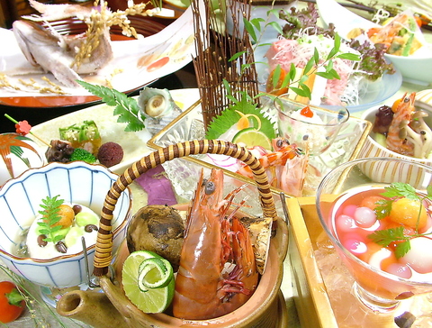 贅沢な四季の味を真心込めておもてなし。1日2組限定の個室は会社宴会・接待などに◎