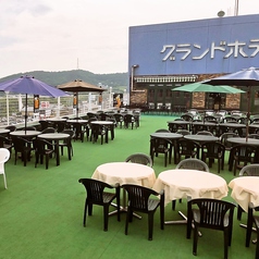 涼しい室内も素敵ですが、夏はやっぱり開放感あふれるテラス席に決まり☆青空の下で味わう料理やお酒はいつもとは違う美味しさがあります!夏のにおいを感じながらホテル自慢の美味しい料理の数々に舌鼓を打ってみてはいかがですか♪もちろんお得なコースのご用意もございます!暑い日こそテラス席で存分に食事を楽しもう!