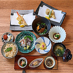 土鍋料理や、厳選されたお肉、贅沢に旬の食材を使用したこだわりの和食を楽しめるコースをご用意。