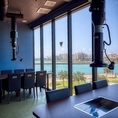 【海を一望できる完全個室:6名様×2室】オーシャンビューのお席で開放感抜群◎ご友人やご家族とのお食事からご親戚のお集まり、特別な日のお食事等、様々なシーンでご活用いただける人気の海が一望できる完全個室です。こちらのお部屋は2室合わせて最大12名までご利用可能です。
