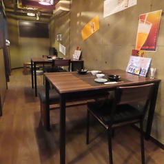 【3名テーブル席】友人同士や少人数のグループで、炉端焼きを囲むのに最適な3名様テーブル席。活気ある店内の雰囲気を楽しみながら、プライベートな会話も弾む居心地の良さが魅力です。絶妙な距離感で、熱々の炉端料理をシェアしながら、じっくりと語り合えます。おいしい料理と共に、濃密な時間をお過ごしください。