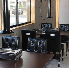 【テーブル席：2名様～4名様×2卓】快適な座り心地と、引きやすさにもこだわった椅子を備えたテーブル席です。ご家族でのお食事はもちろん、デートやお祝いのシーンにも最適。明るい光が差し込む空間で、至福のひとときをお過ごしください。