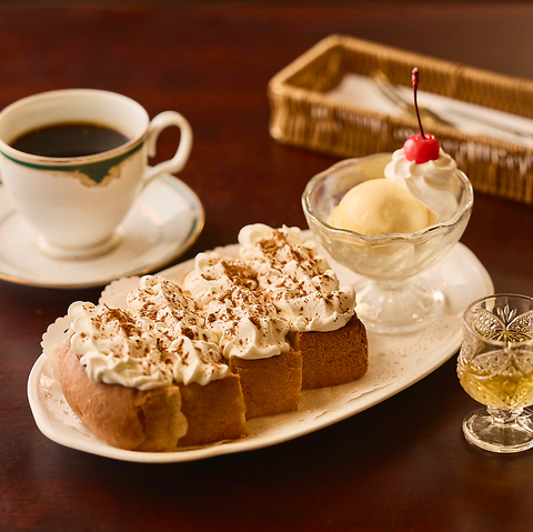池袋駅（北口）徒歩約1分！昭和の香り漂うゴージャス喫茶店！（2時間毎1Drink制）