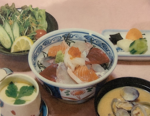 【お得ランチメニュー】漁港直送の海鮮丼（+サラダ・茶碗蒸し・味噌汁）を1,320円で満喫