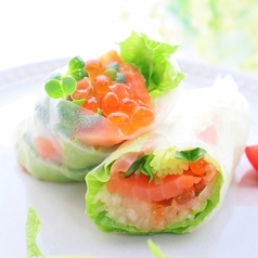 サーモンとアボカドのさっぱり生春巻き~いくら添え~