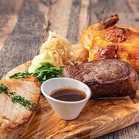 名物！肉の饗宴「オクトーバープレート」