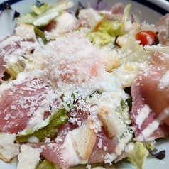 生ハムと温玉のシーザーサラダ