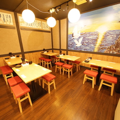 鶴と松が描かれた縁起の良い絵画を眺められるテーブル席もおススメです♪お料理との調和をぜひご堪能ください！