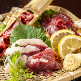 当店自慢の馬刺し料理は、鮮度にこだわった逸品。とろけるような食感と濃厚な旨みを、ぜひご堪能ください。ご家族やご友人とのお食事に最適な個室のご案内も可能ですので、周囲を気にせずゆったりとお過ごしいただけます！