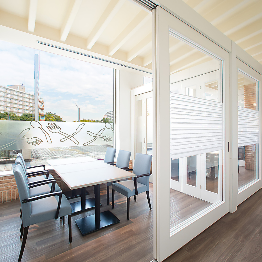 ブッフェ有料4歳以上が4名様以上からガラス張りの半個室もご用意可能です。