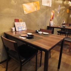 【2名テーブル席】デートやご夫婦、親しい友人と水入らずの時間を過ごすのに最適な2名様テーブル席。炉端の臨場感を肌で感じながらも、適度に落ち着いた空間で会話が弾みます。熱々の炉端焼きや地酒を二人でゆっくりとシェアし、大切な方との語らいをお楽しみください。隣を気にせず、特別な時間を演出いたします。