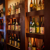 北陸や石川の地酒が並ぶ棚が和モダン空間で雰囲気抜群！